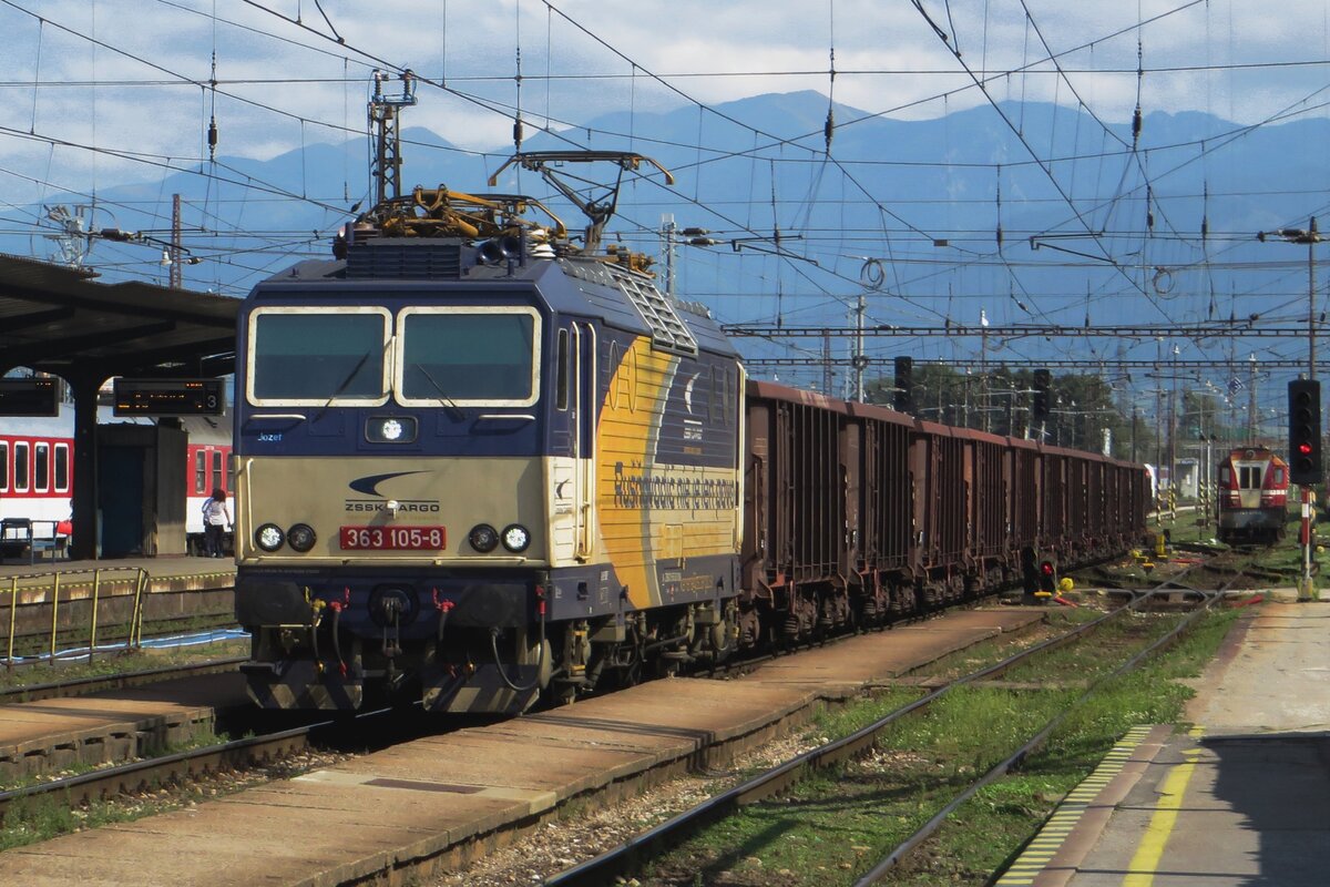 ZSSK Cargo 363 105 treft am 25 Augustus 2021 mit ein Leerkohlezug in Zilina ein.