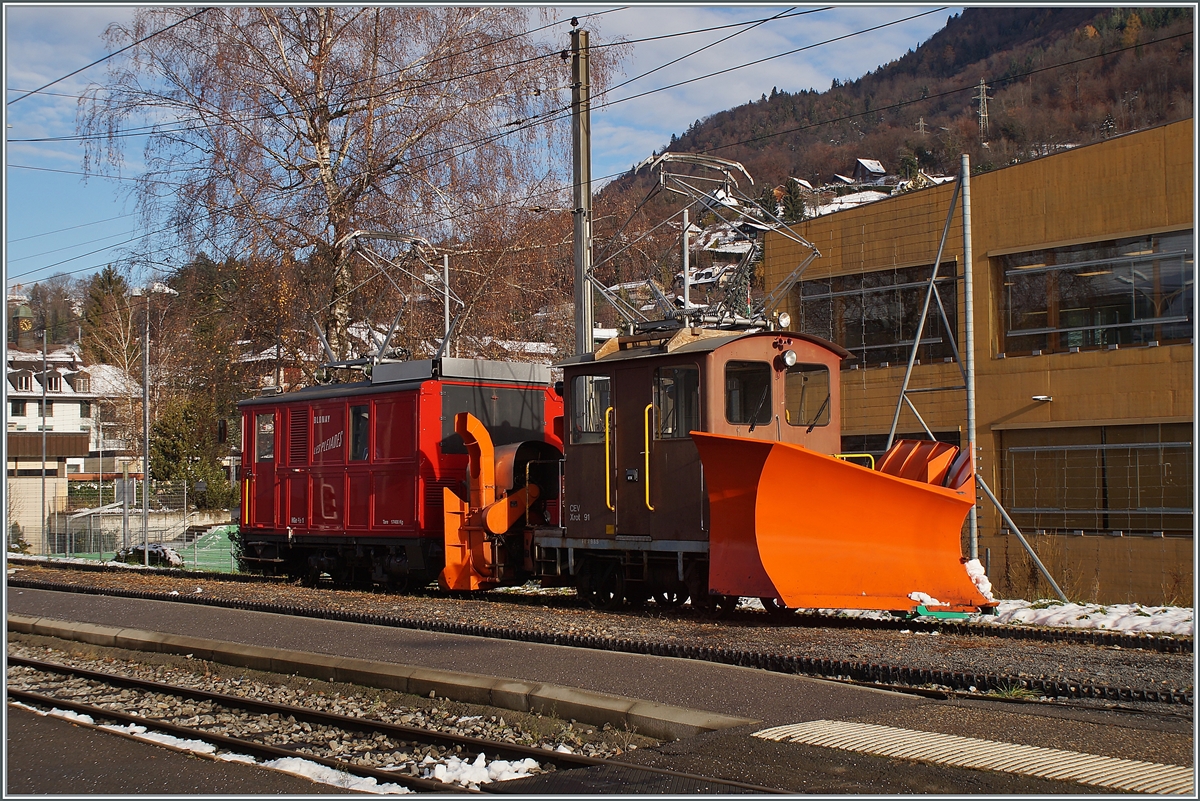 Zu meiner Freude sorgt auch diesen Winter das Gespann des CEV X rot 91 und der 1911 gebauten CEV HGe 2/2 N° 1 für die Schneeräumung auf der Strecke Blonay - Les Pléiades. 

Blonay, den 1. Dezember 2021