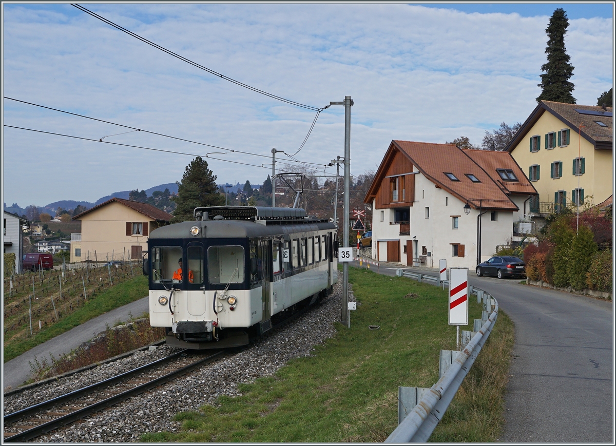 Zu meiner Überraschung und Freude war der MOB Be 4/4 1006 (ex Bipperlisi) als Regionalzug 2331 von Fontanivent nach Montreux unterwegs und konnte dank dem etwas abgedunkelten Licht bei Planchamp an einer nur am Vormittag zu nutzenden Fotostelle aus abgelichtet werden.

23. November 2020