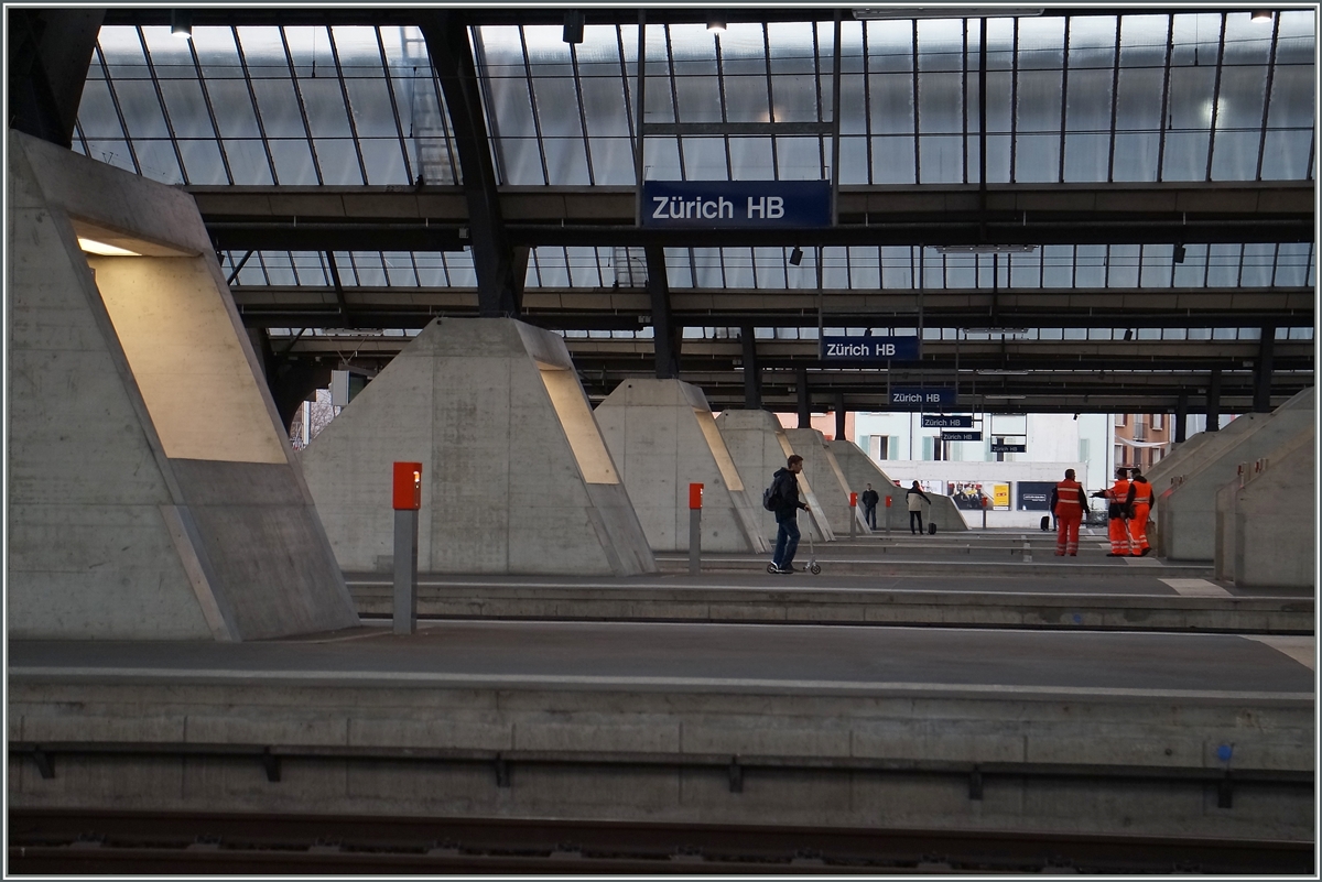 Zürich HB einmal anders - Ganz leer! Einmal pro Stunde für eine ganz kurzen Moment sind alle Züge ausgefahren, aber noc eine neuen Züge eingefahren.

1. Dez. 2015
