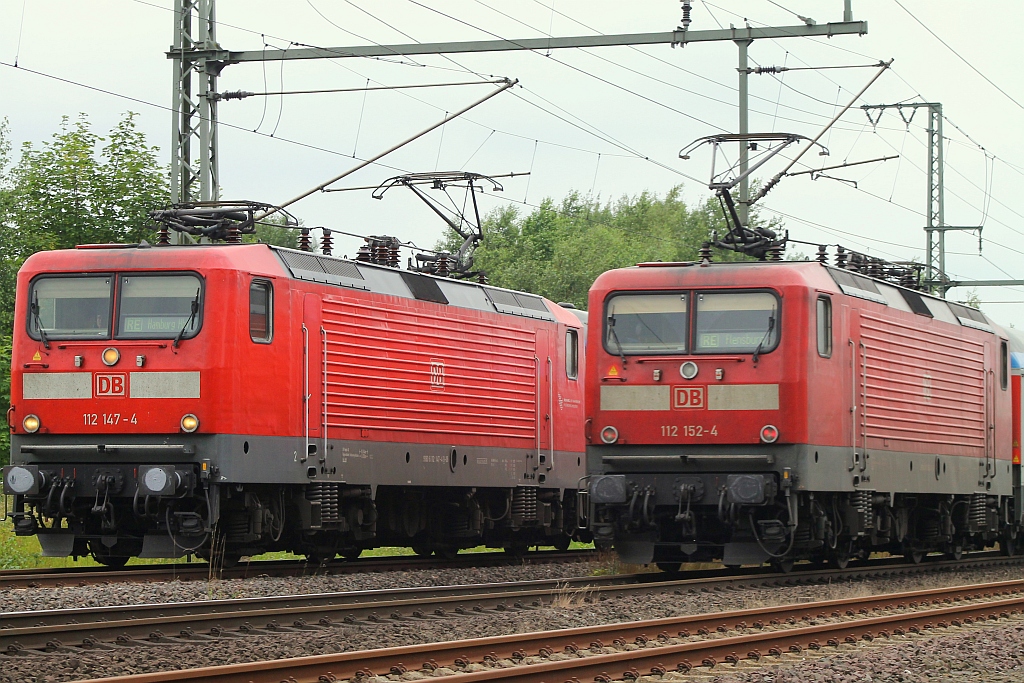 Zufallsaufnahme mit dem Tele...112 147-4 und 152-4 jeweils mit einem SH-Express unterwegs in Jübek. 04.07.2013