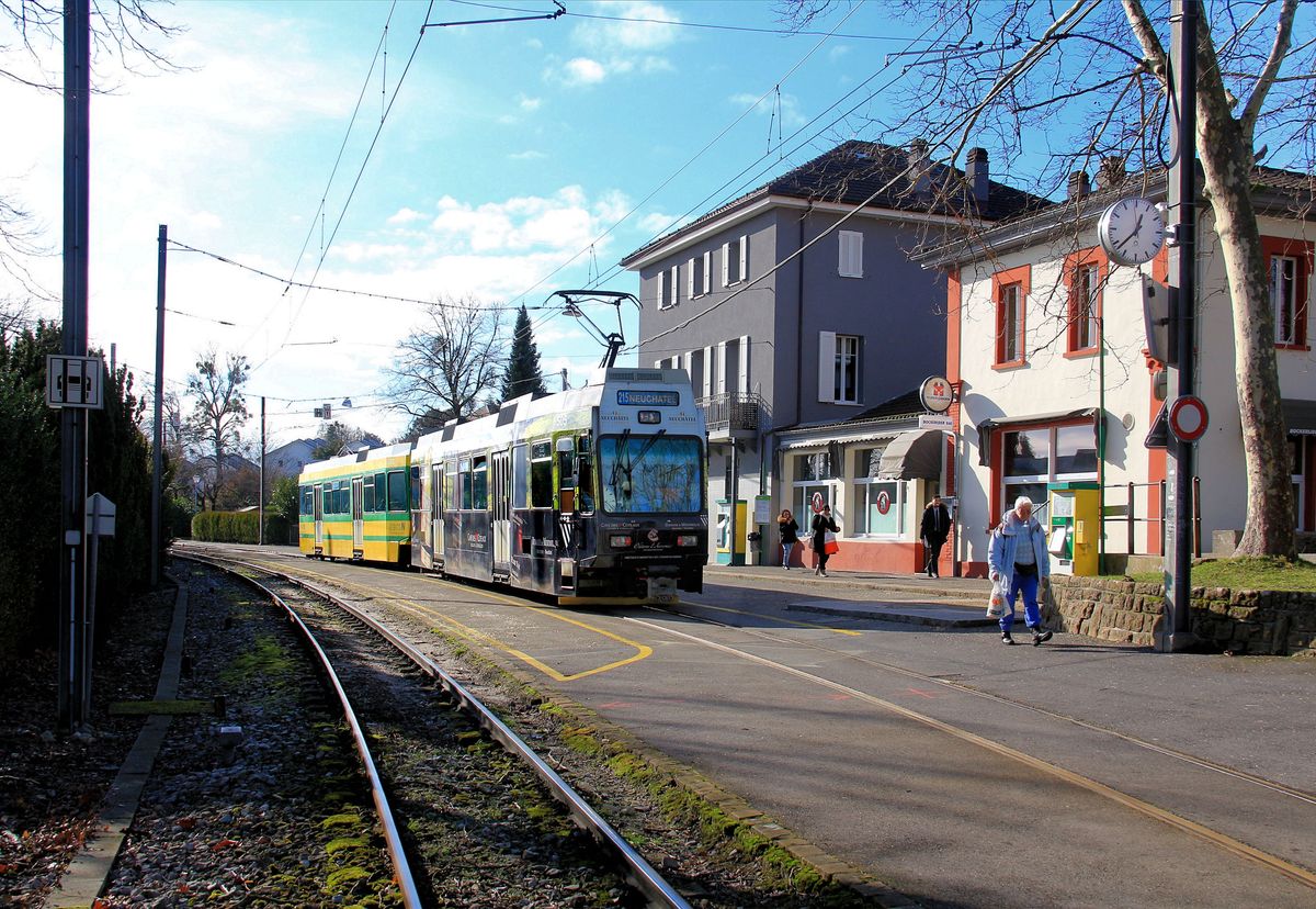 Zug 505-552 auf alten Tramschienen in Colombier. 23.Januar 2018 