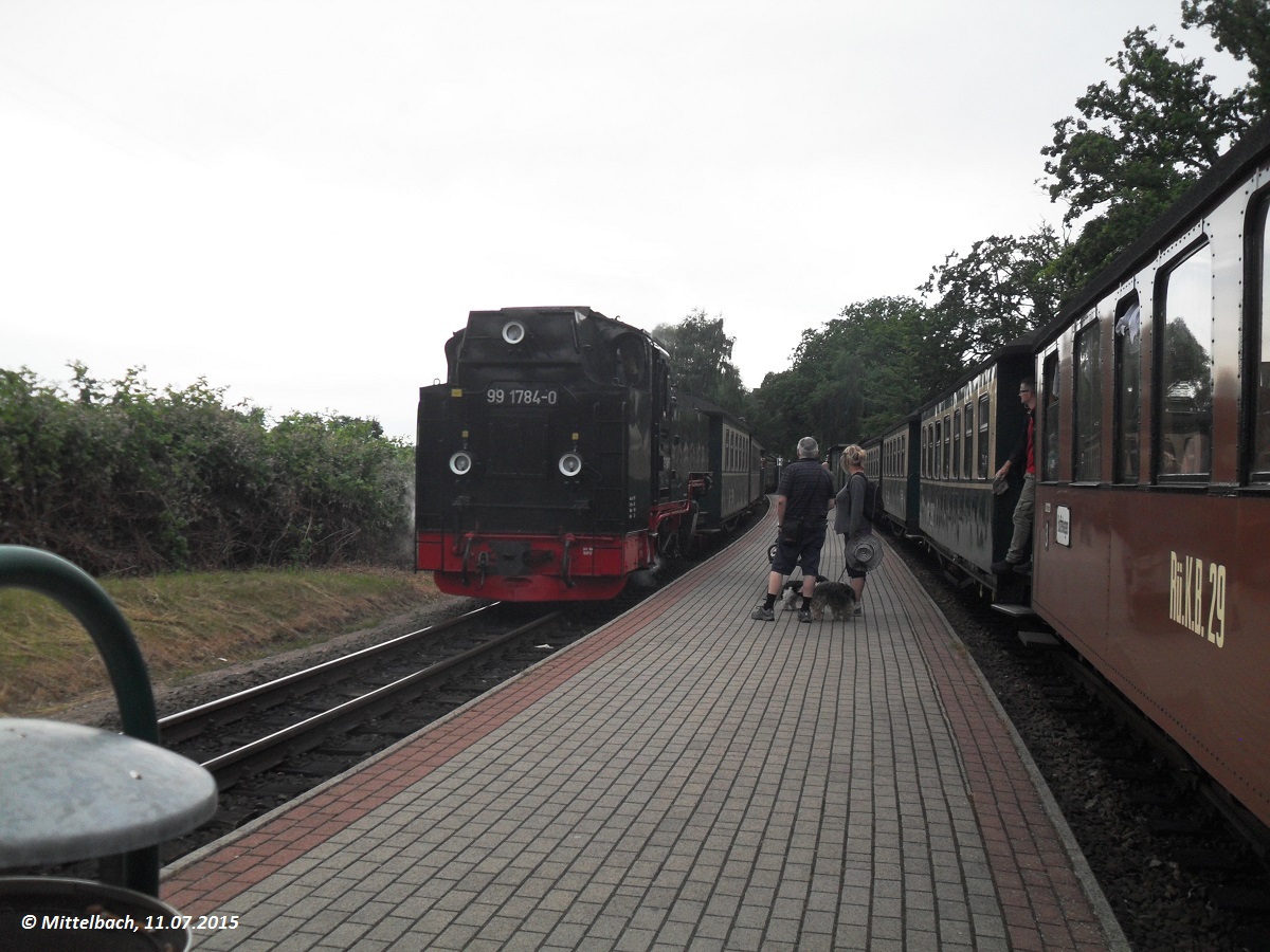 Zugkreuzung am 11.07.2015 in Sellin. Aus G�hren ist unser Zug mit 99 4011-5 eingefahren, ihm entgegen kam aus Binz LB 99 1784-0 mit ihrem Zug nach G�hren.