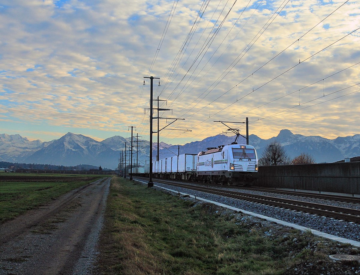 Zugsvielfalt bei Sonnenuntergang an der Bahnstrecke Bern-Thun: Containerzug, geführt von Lok 476 457 von railCare. Wichtrach, 23.Nov.2020
