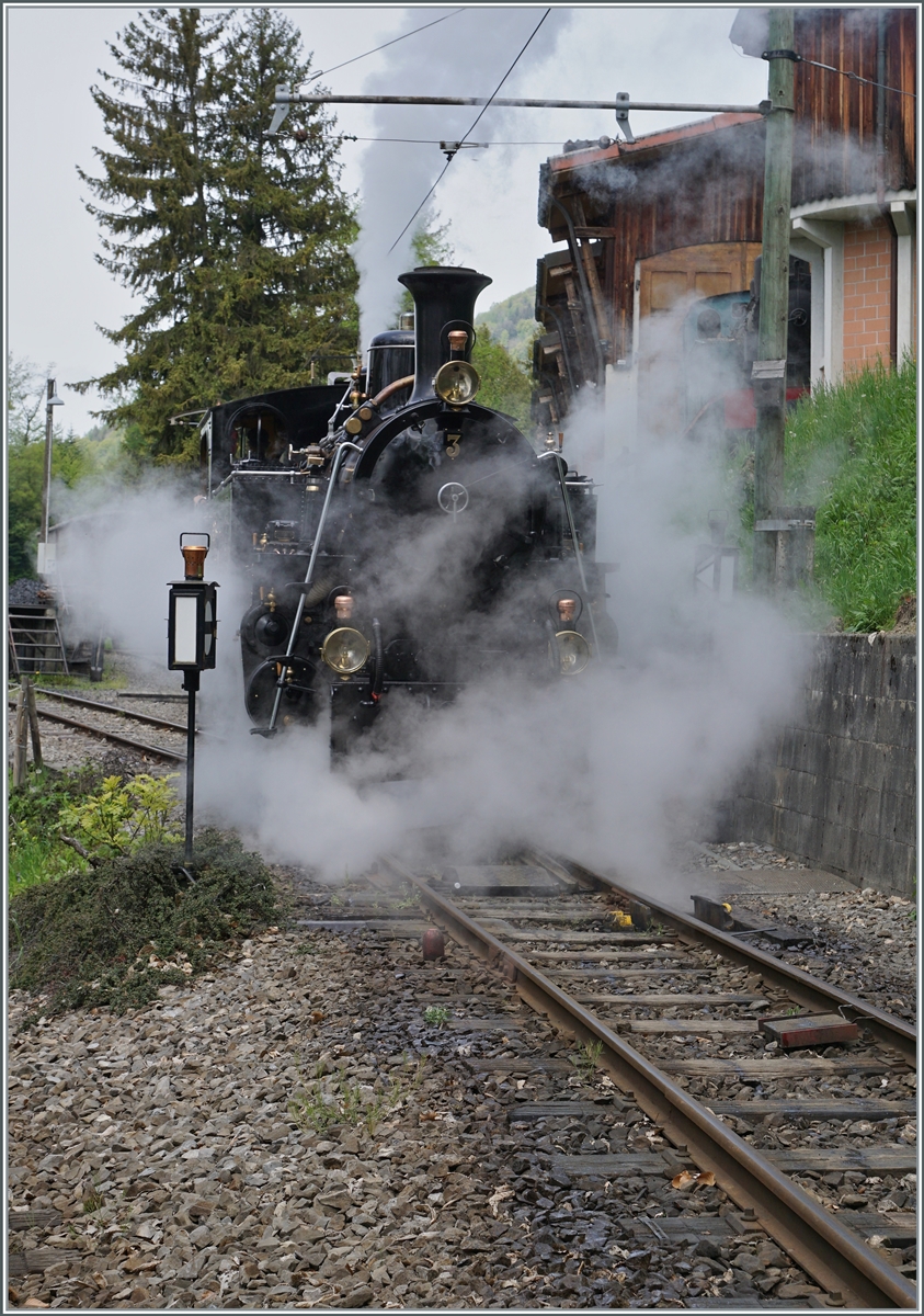 Zugverfolgung - ein bekannter Begriff in der Eisenbahnfotografie, wobei meist mit dme Auto den Motiv nachgehetzt wird. 
Zugverfolgung geht aber auch zu Fuss: der vom der Behandlungsbereich in Chaulin zum Bahnhof von Chaulin fahrende BFD HG 3/4 N° 3 konnte ich in aller Ruhe zu Fuss folgen sie sie umhüllt von Rauch und Dampf auf dem kurzen Streckenstück fotografieren, wie dieses und die folgenden drei Bilder zeigen. 

6. März 2023