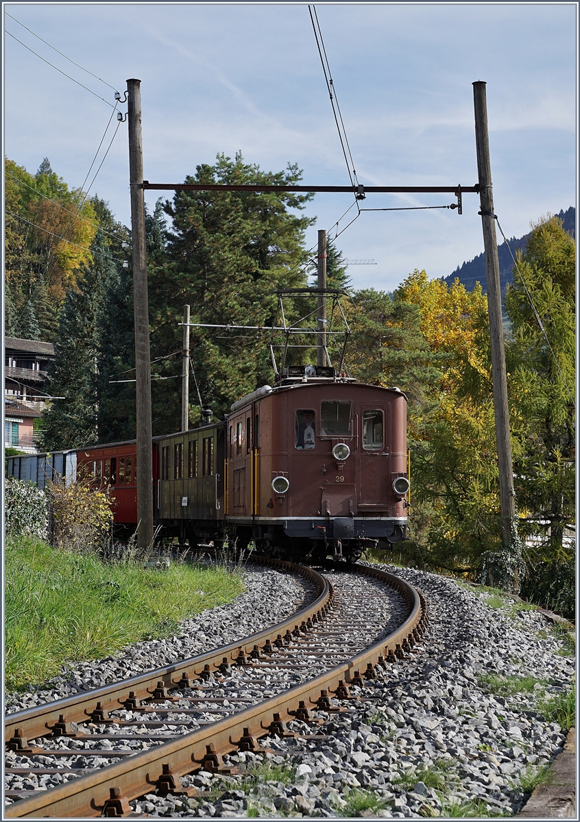 Zum Abschluss der 51. Saison der Blonay-Chamby Bahn verwöhnte die Museumsbahn unter dem Titel  LA DER  die Besucher mit einem verstärkten Fahrplan und dem Einsatz besonders schöner Fahrzeuge, wie z. B der BOB HGe 3/3 29, hier bei der Ankunft in Blonay. 

27. Okt. 2019