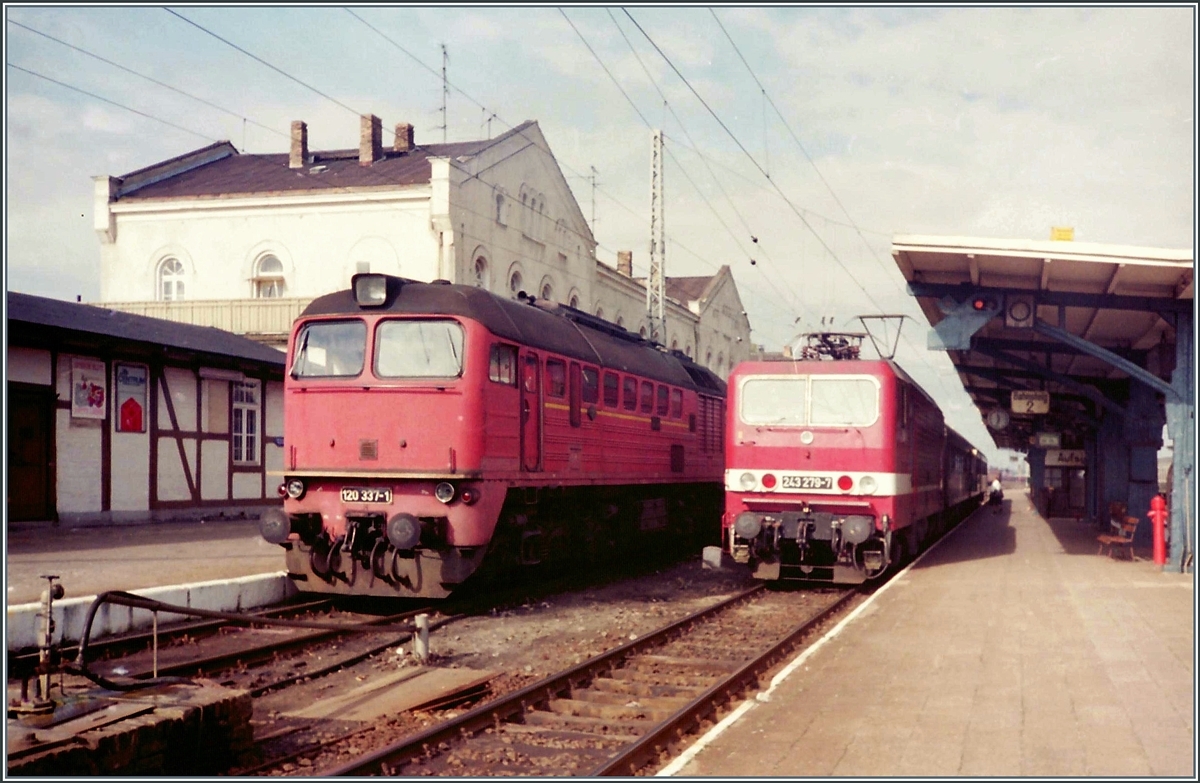 Zum Fest: DR 120 337-1 und 243 279-7 in Güstrow Ende September 1990. (Analoges Bild)
