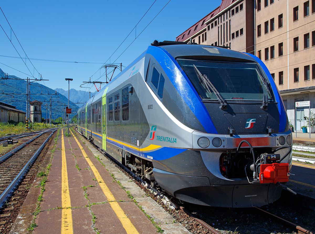 
Zum Glück wurde die verloren geglaubte Speicherkarte doch gefunden....

Der dreiteilige Minuetto Elettrico ME 022 (94 83 3501 022-9 I-TI) der Trenitalia, abgestellt am 22.06.2016 im Bahnhof Domodossola. Er präsentiert sich zudem in der neuen modernen Farbgebung. 

Diese dreiteiligen Elektrotriebzüge der italienischen Baureihe ALe 501 / Le 220 / ALe 502 (ME - Minuetto Elettrico) ist die Mutter der Produktfamilie der Alstom Coradia Meridian, von diesen wurden später auch Triebzüge für Deutschland und Nordeuropa abgeleitet. Von dieser elektrischen Variante wurden 136 Stück zwischen 2003 und 2010 gebaut. 

Es gibt auch eine Diesel Variante ALn501 / Ln220 / ALn 502 (MD - Minuetto Diesel), von der 114 Stück gebaut wurden.

Technische Daten ALe 501 / Le 220 / ALe 502:
Spurweite:  1.435 mm (Normalspur)
Achsformel:  Bo' 2' 2' Bo'
Länge über Puffer:  51.900 mm (14.800 / 13.800 / 14.800)
Drehzapfenabstand: 17.500 mm
Achsabstand im Trieb-Drehgestell:  2.400 mm
Achsabstand im Lauf-Drehgestell:  2.700 mm
Breite. 2.950 mm
Höhe:  3.820 mm
Eigengewicht:  92 t
Höchstgeschwindigkeit:  160 km/h
Stundenleistung:  4 x 1.240 kW
Dauerleistung:  4 x 1.000 kW
Treibraddurchmesser:  850 mm
Stromsystem:  1,5 kV und 3 kV DC (Gleichstrom)
Sitzplätze:  24 in der 1. Klasse, 122 in der 2 Klasse + 23 Klappsitze
Anzahl der Motoren:  4 
