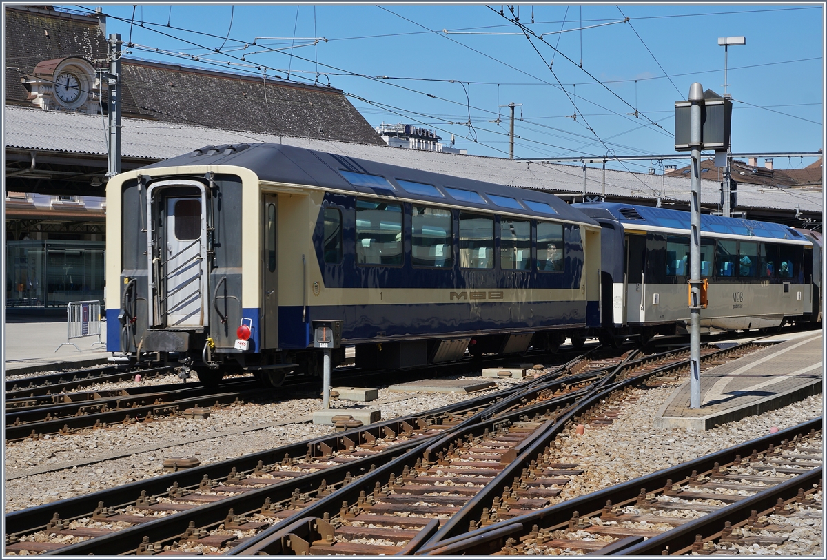 Zum Jubiläum  40 Jahre Panorama-Züge  wurde dieser 1. Kl. Wagen mit der Ursprünglichen Farbgebung versehen. 

Montreux, den 7. Aug. 2016