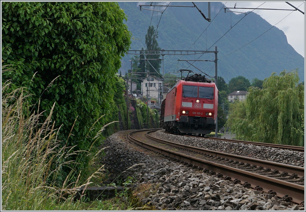 Zumindest am Genfersee ist eine DB 185 etwas besonders, selbst wenn diese Lokbaureihe nun mit dem NOVELIS Güterzug fast Täglich hier zu sehen ist. Grund genug, sie hin und wieder zu fotografieren, hier konnte die DB 185 125-2 kurz nach Villeneuve in der Nähe des Château de Chillon aufgenommen werden. 

8. Juni 2021