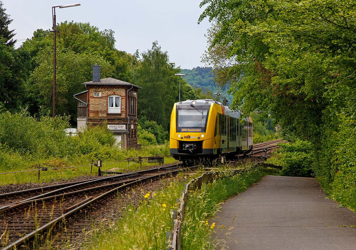 
Zur Abwechslung wieder was aus dem Hellertal....
Der VT 502 (95 80 1648 102-9 D-HEB / 95 80 1648 602-8 D-HEB), ein Alstom Coradia LINT 41 der HLB (Hessische Landesbahn GmbH), verlässt am 27.05.2018, als RB 96  Hellertalbahn  (Betzdorf-Herdorf-Neunkirchen), den Bahnhof Herdorf. Hier passiert er gerade das Stellwerk Herdorf Ost (Ho). 