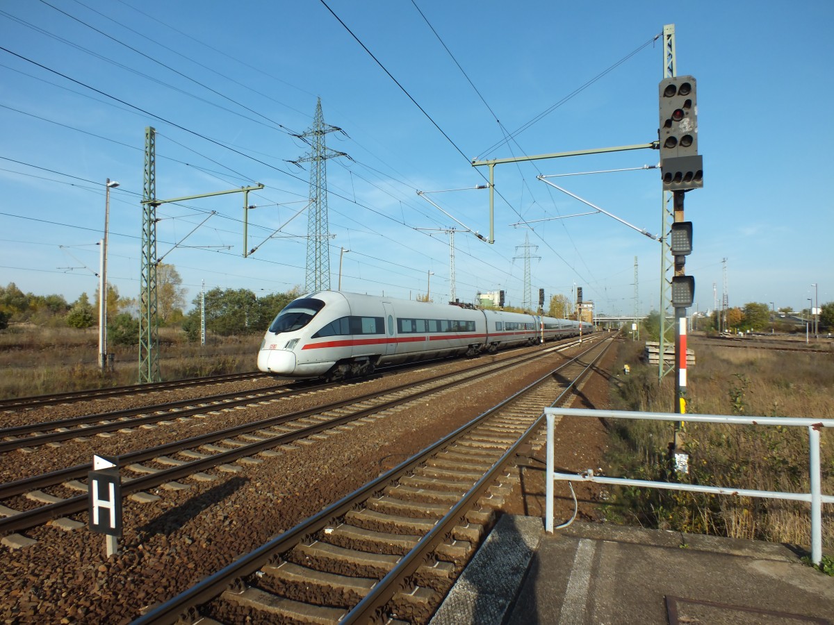 Zur Bereitstellung Richtung Berliner Innenstadttunnel fuhr dieser ICE-T. Die Nummer ist ein R�tsel, das ich nicht zu l�sen vermochte: Vorne 411 556, hinten 411 071 (nein, keine Doppeltraktion) und kein Taufname. Der ist wohl mal von der Werkstatt zerpfl�ckt worden...