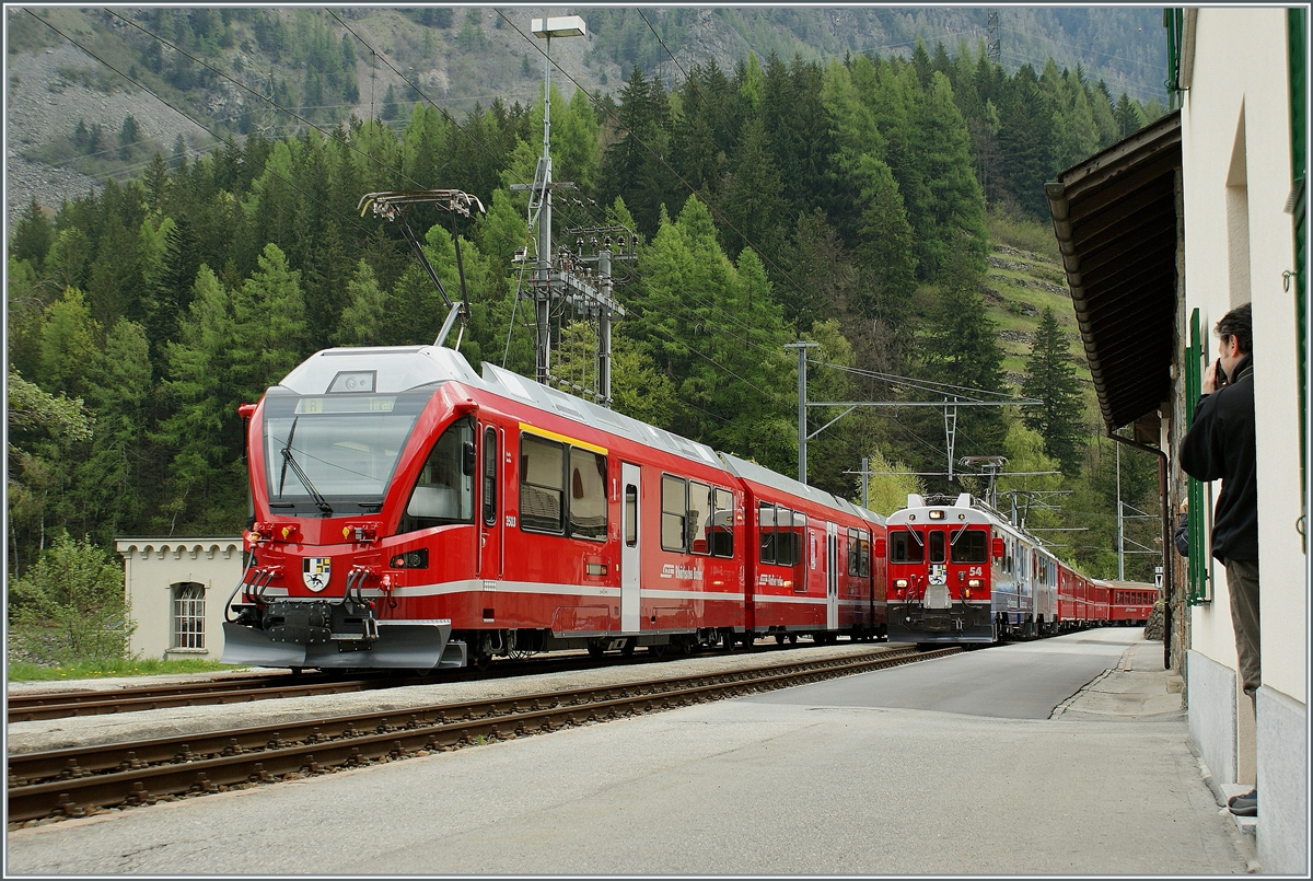 Zur Einweihung der  Allerga  ABe 8/12 verkehrten am diesem Wochenende die neuen Triebzüge für Publikumsfahrten zwischen Poschiavo und  Tirano. 

Ein nach Tirano fahrender ABe 8/12 wartet in Miralogo auf den Gegenzug.

9. Mai 2010