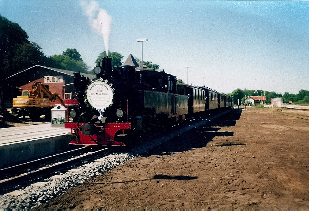 Zur Er�ffnung des Dreischienengleises nach Lauterbach Mole hatte die Aquarius C die Ehre den ersten Zug zubespannen hier stand der Er�ffnungszug in Putbus.