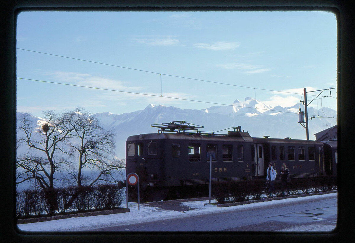Zur Linie nach St.Gingolph:  Am 9.Januar 1981 hob sich an der Endstation St.Gingolph der alte Triebwagen Be 4/6 1614 schön gegen die Schneeberge ab. Leider stört das Fahrverbotsschild davor. 