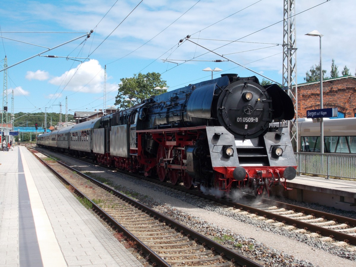 Zur Sicherheit mit zwei Tender traf die PRESS 01 0509,am 14.Juni 2014,mit ihren Sonderzug aus Leipzig in Bergen/R�gen ein.Nach einem Fotohalt ging es nach Putbus.
Bild des Monats Juni.2014
