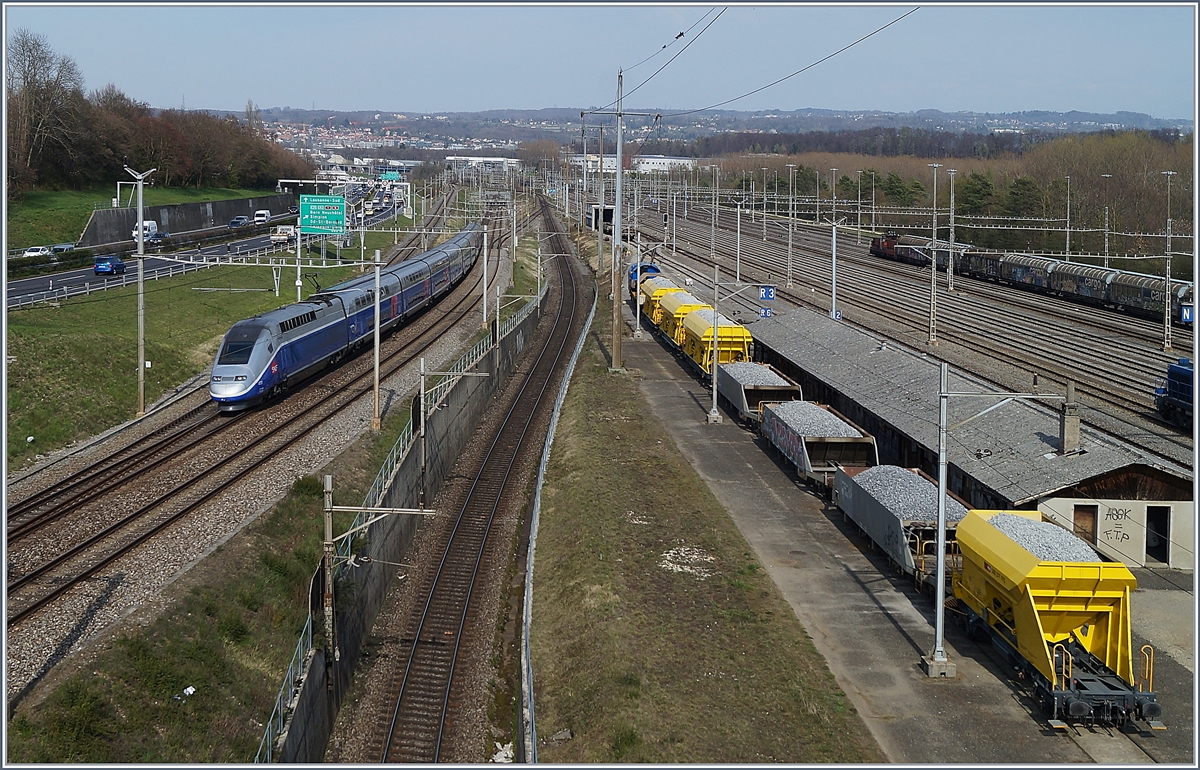 Zur Zeit verkehrt MO-Do (wenn nicht verspätet) ein TGV von Paris nach Lausanne via Genève, ab dem nächsten Fahrplanwechsel soll das Angebot ausgebaut werden und drei Zugspaare von Lausanne nach Paris via Genève fahren.

Bei Lonay. Préveranges, den 2. April 2019