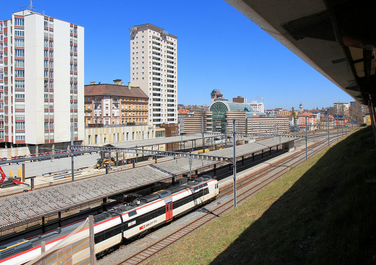 Zur Zeit wird La Chaux-de-Fonds ganz umgebaut. Im äussersten Gleis steht ein NPZ Domino Pendelzug (Triebwagen 560 232) für den Regionalverkehr nach Le Locle. 23.April 2021 