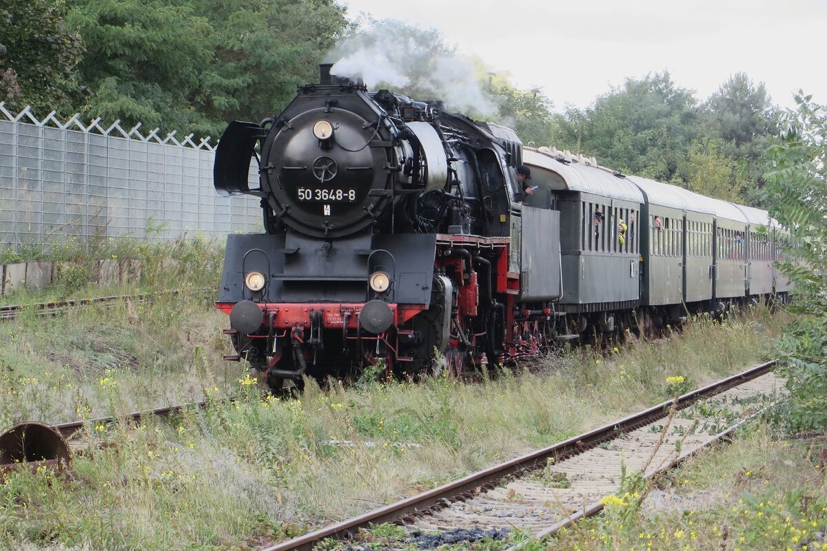 Zurück in die 80ern? Die Gegend von Berlin-Schöneweide -Quasi-Schützgitterwerk inklusieve- wo am 17 September 2022 der Dampfzug mit 50 3648 ankommt tut beinahe DDR-ähnlich an.