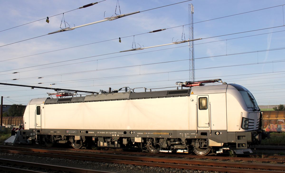 Zurück aus München...die Hectorrail 243.221-7 (ex 193 971-9) steht hier abgestellt am heutigen Morgen im Bhf Padborg/DK. 14.09.19