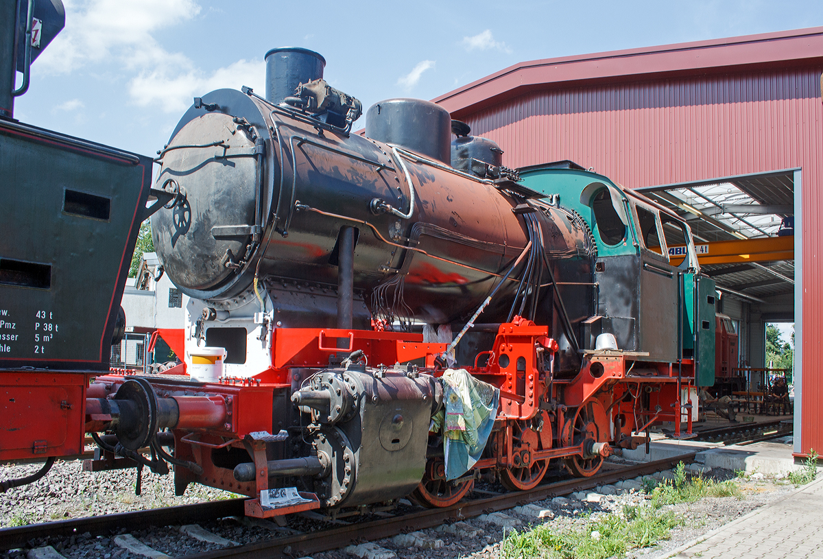 Zurzeit noch in Aufarbeitung, die Jung Dampflok D 5 der Hespertalbahn e. V. am 18.07.2015 vor dem Lokschuppen in Essen-Kupferdreh. 

Die schwere Werkslokomotive für die Montanindustrie, ein Jung vom Typ CNTL wurde 1956 von der Firma Jung in Jungenthal bei Kirchen/Sieg unter der Fabriknummer 12037 gebaut und an Elektromark, Kraftwerk Cuno in Hagen-Herdecke geliefert. Von 1971 bis 1978 war sie dann im Kraftwerk Elverlingsen bei Werdohl stationiert, bis sie dann für Museumszüge zur Hespertalbahn kam. Derzeit ist die Lok wegen Kesselinstandsetzung außer Betrieb.

Technische Daten:
Hersteller: Jung 12037
Typ: CNTL
Spurweite: 	1435 mm (Normalspur)
Bauart Cn2t
Höchstgeschwindigkeit 45 km/h
Leistung 640 PS

Lokomotiven dieses Typs waren auch auf den Zechen Recklinghausen, König Ludwig und Radbod, auf der Westfalenhütte in Dortmund und im niedersächsischen Steinkohlenrevier bei Barsinghausen im Einsatz.
