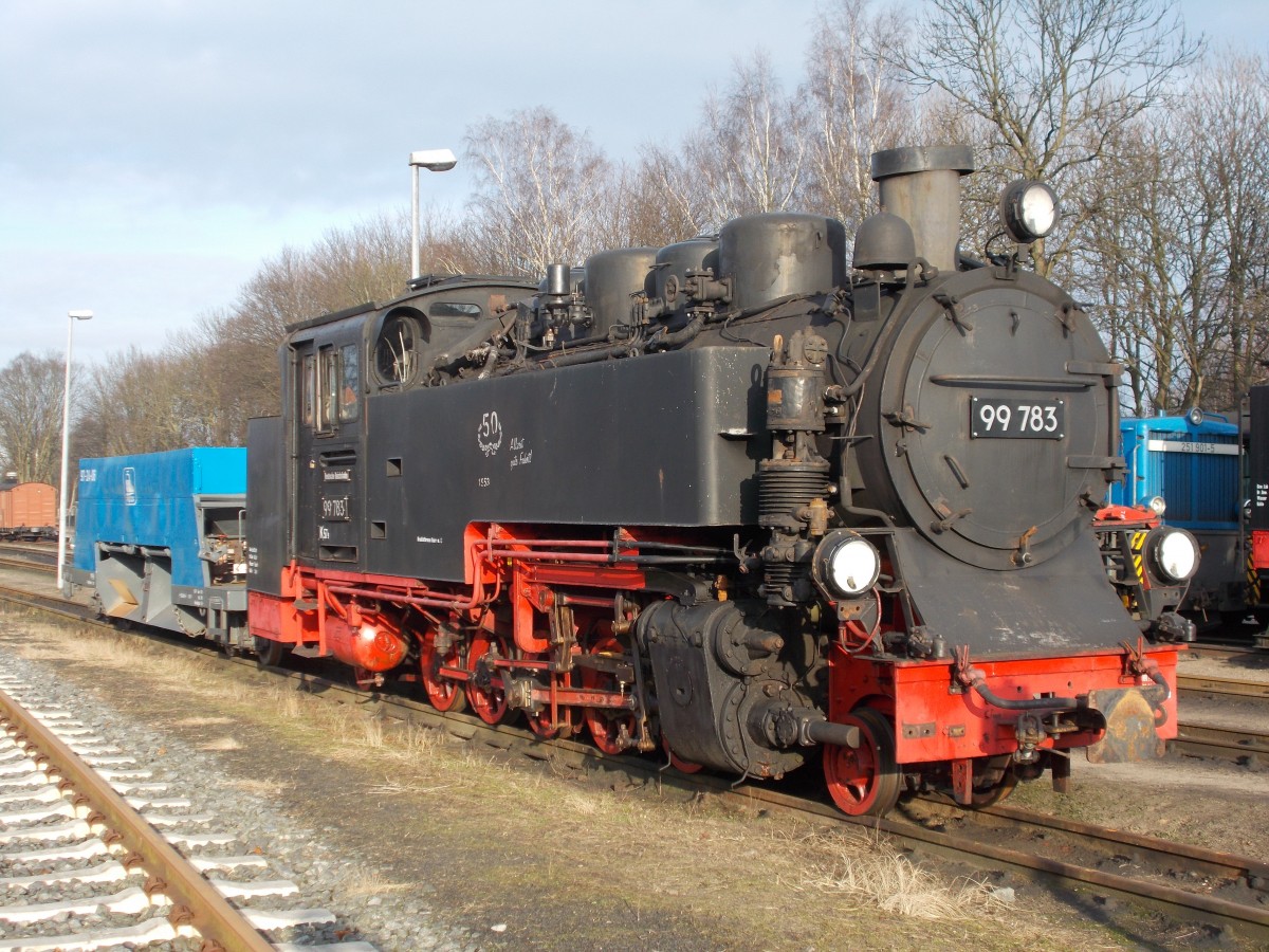 Zusammen mit einem Schotterwagen stand 99 1783,am 18.Januar 2015 in Putbus.