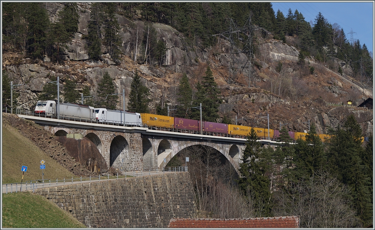 Zwei 186 (?) auf der Mittleren Meienreusbrücke. 21. März 2014