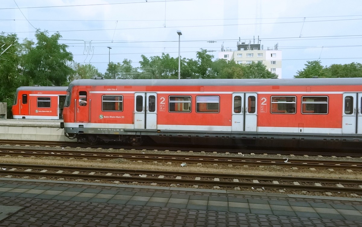 Zwei 420er der S-Bahn Rhein-Main stehen im Endbahnhof Hanau Hbf.
Aufgenommen im August 2013.
