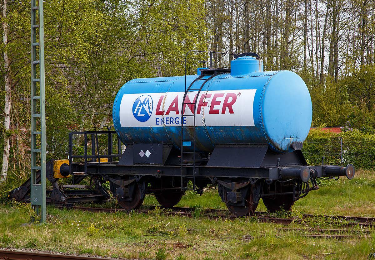 Zwei achsiger Kesselwagen mit Bremserbühne „LANFER Energie“ am 01.05.2022 auf dem Museumsareal der MKO - Museumseisenbahn Küstenbahn Ostfriesland e. V. in Norden.

Deutlich sieht man das es sich noch um einen geneideten Kessel handelt. 
