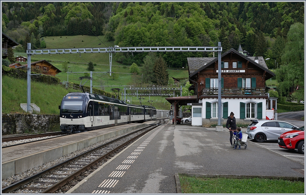 Zwei Alpina ABe 4/4 - Be 4/4 Serie 9000 mit nur einem Zwischenwagen sind als Regionalzug von Zweisimmen nach Montreux unterwegs und erreichen Les Avants.

2. Mai 2020