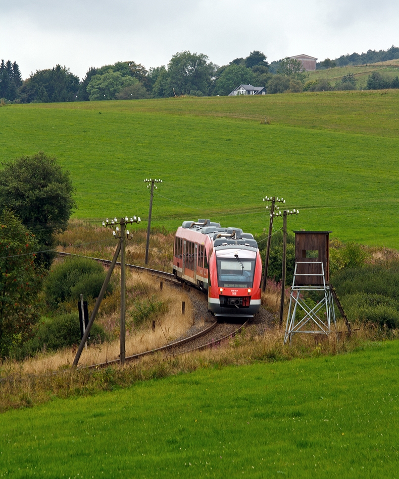 Zwei Alstom Coradia LINT 27 in Doppeltraktion (640 007 und weiterer) fahren als RB 93  Rothaarbahn  nach Bad Berleburg, hier kurz hinter Hilchenbach-Ltzel.
 
Bahnstrecke ist hier die KBS 443 Rothaarbahn (Kreuztal-Erndtebrck–Bad Berleburg).