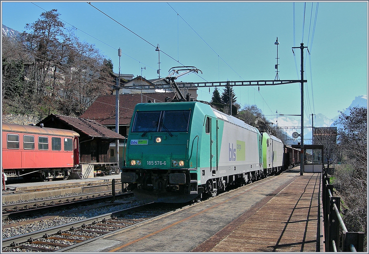 Zwei von der BLS angemietet 185 (mit der Spitzenlok 185 576-6) fahren in Ausserberg mit einem Güterzug Richtung Norden.
16. März 2007