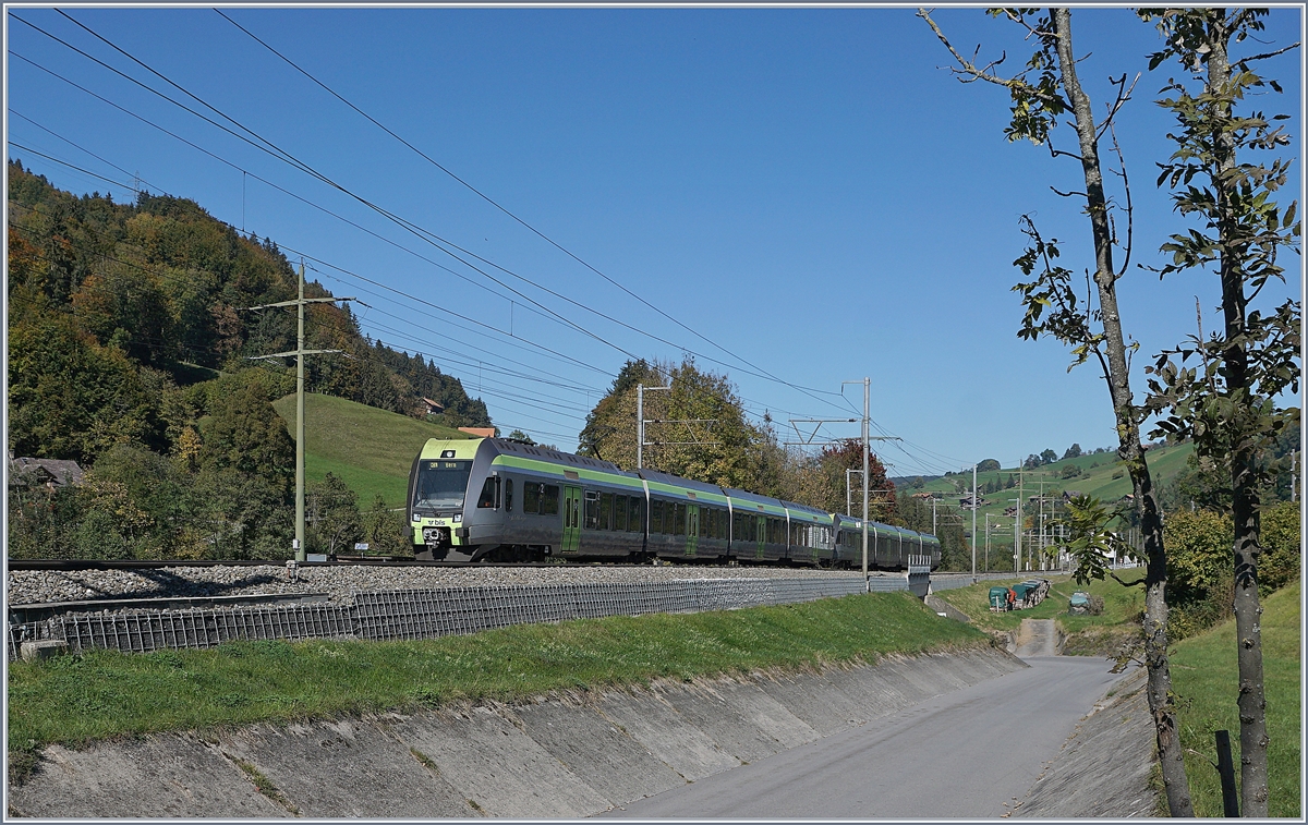 Zwei BLS RABe 535 als  Lötschberger  bei Mülenen auf der Fahrt Richtung Bern.
10. Okt. 2018 