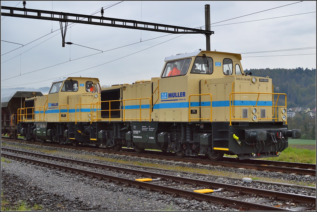 Zwei BR 0 580 der Müller-Rail AG im alten Bahnhof von Weiach. Die Maschinen sind im NVR Deutschland eingetragen. Hier 580 010-3, dahinter 580 008-7. April 2016.