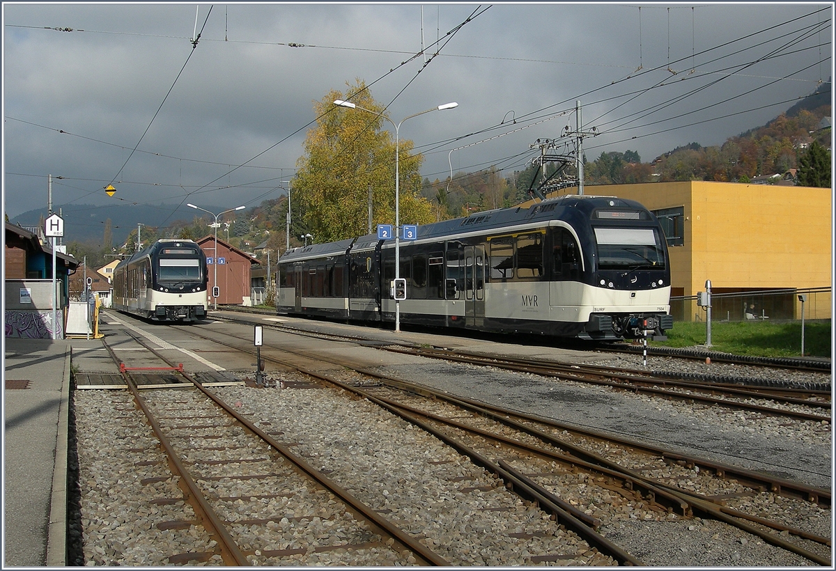 Zwei CEV / MVR warten in Blonay auf ihre Reisenden: der  Regioexpress  nach Prélaz rechts im Bild und, links im Bild, der Regionalzug 1428 nach Vevey.
15. Nov. 2016
   