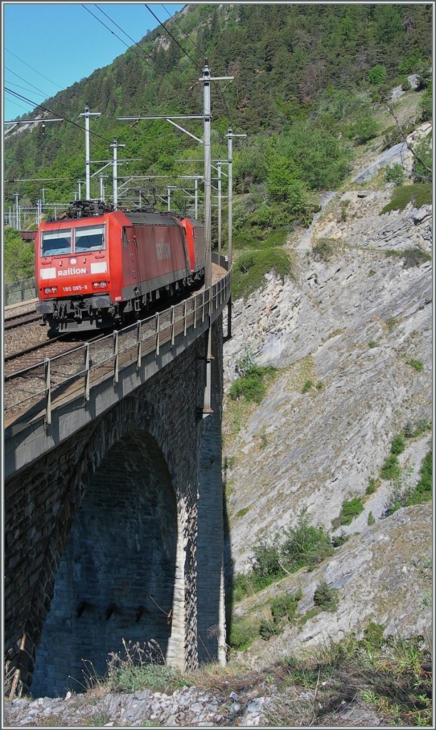 Zwei DB 185 auf dem BLS Luogelkinn Viadukt (L�tschberg S�drampe).
10. Okt. 2007
