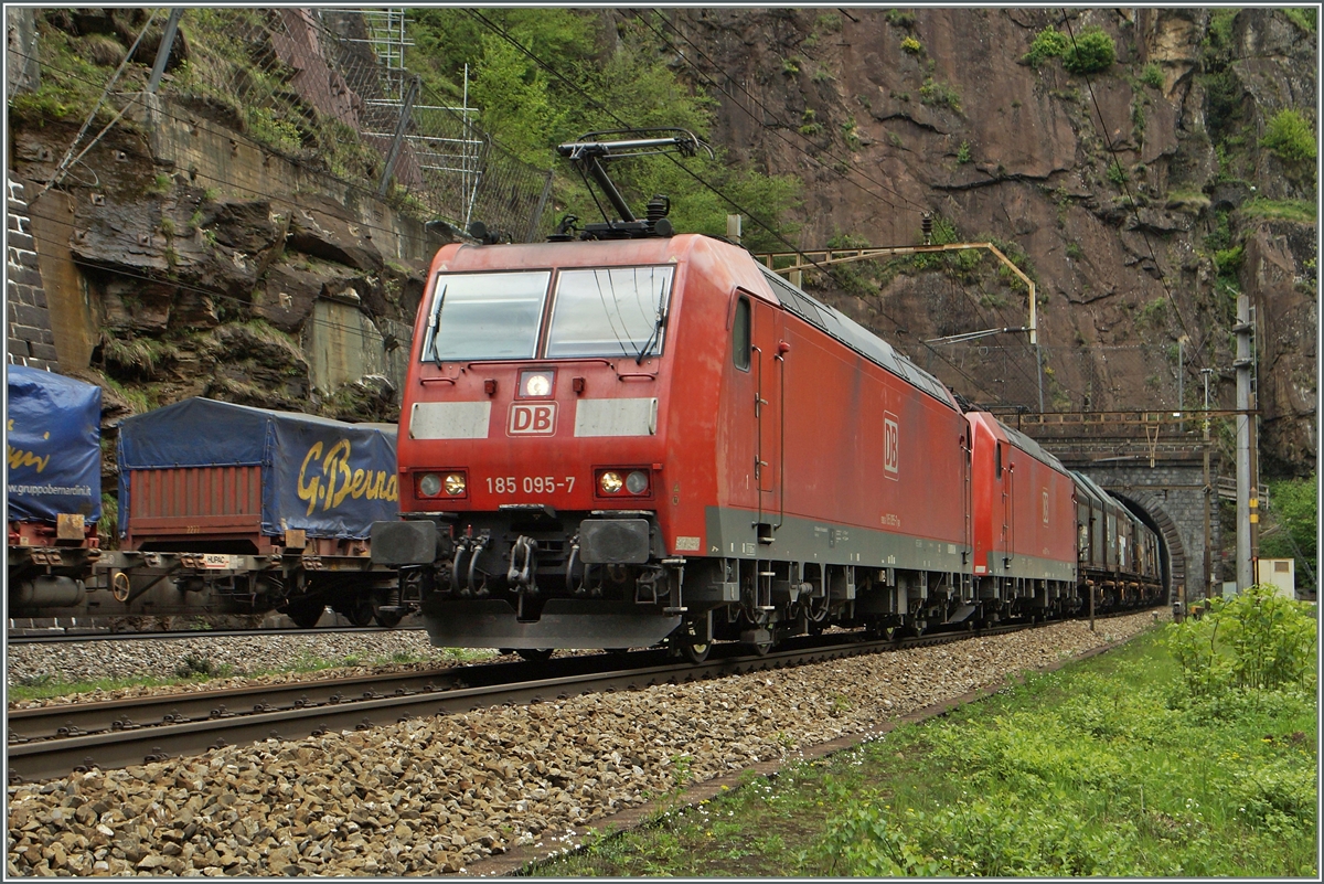 zwei DB 185 auf der Gotthard Südrampe in der Nähe von Faido. 
6. Mai 2014
