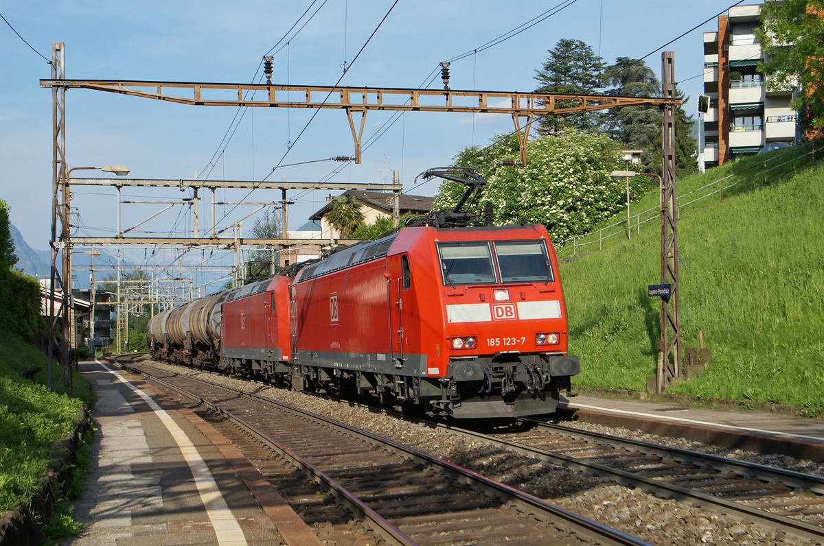 Zwei DB 185 mit einem Güterzug Richtung Norden weit im Süden der Schweiz bei Lugano Paradiso.
5. Mai 2014