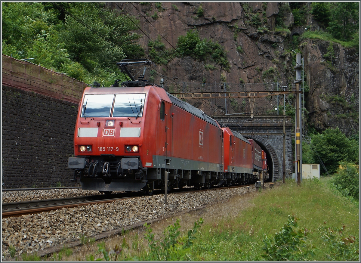 Zwei DB 185 mit einem Güterzug zwischen Rodi Fiesso und Faido (Gotthard Südrampe). 
23. Juni 2015