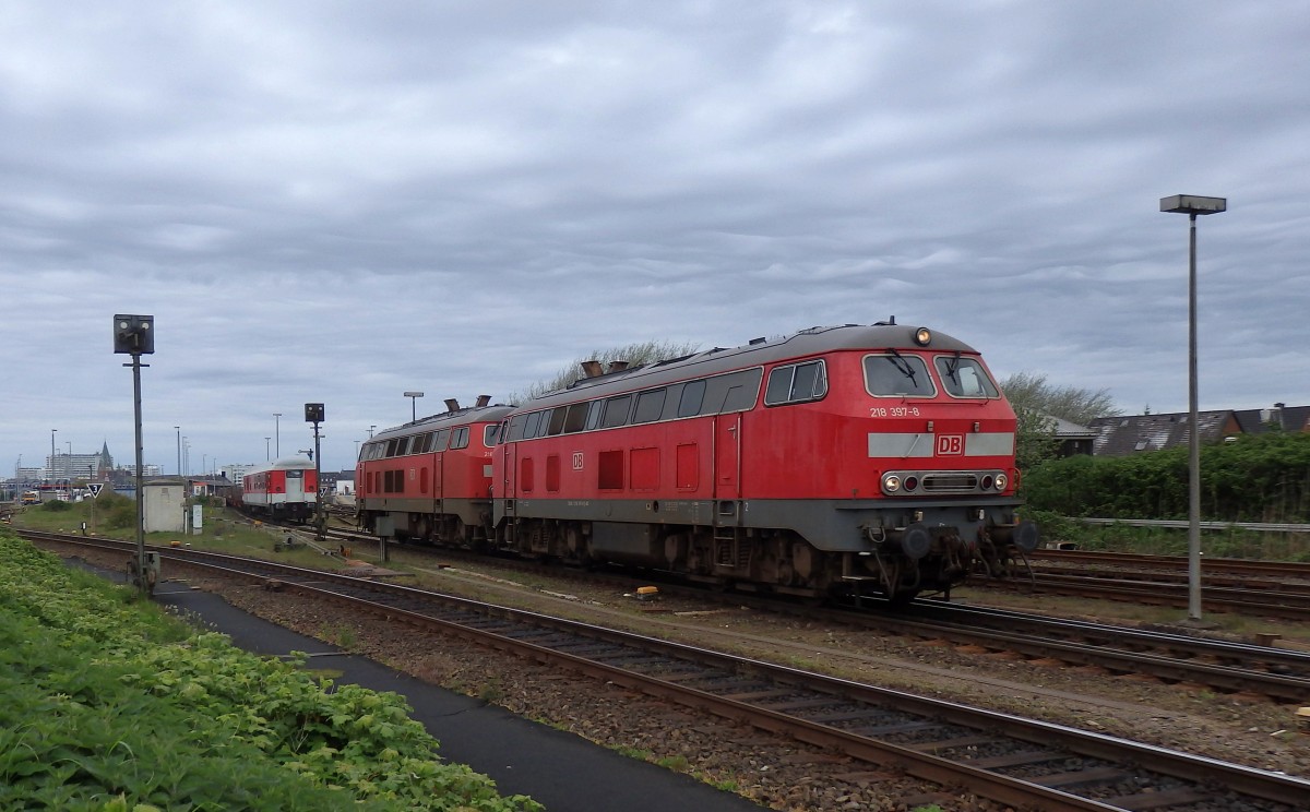 Zwei Dieselloks der Baureihe 218 fahren hinter einem leeren Autozug wieder in Richtung Bahnhof Westerland(Sylt).
Aufgenommen im Mai 2015.