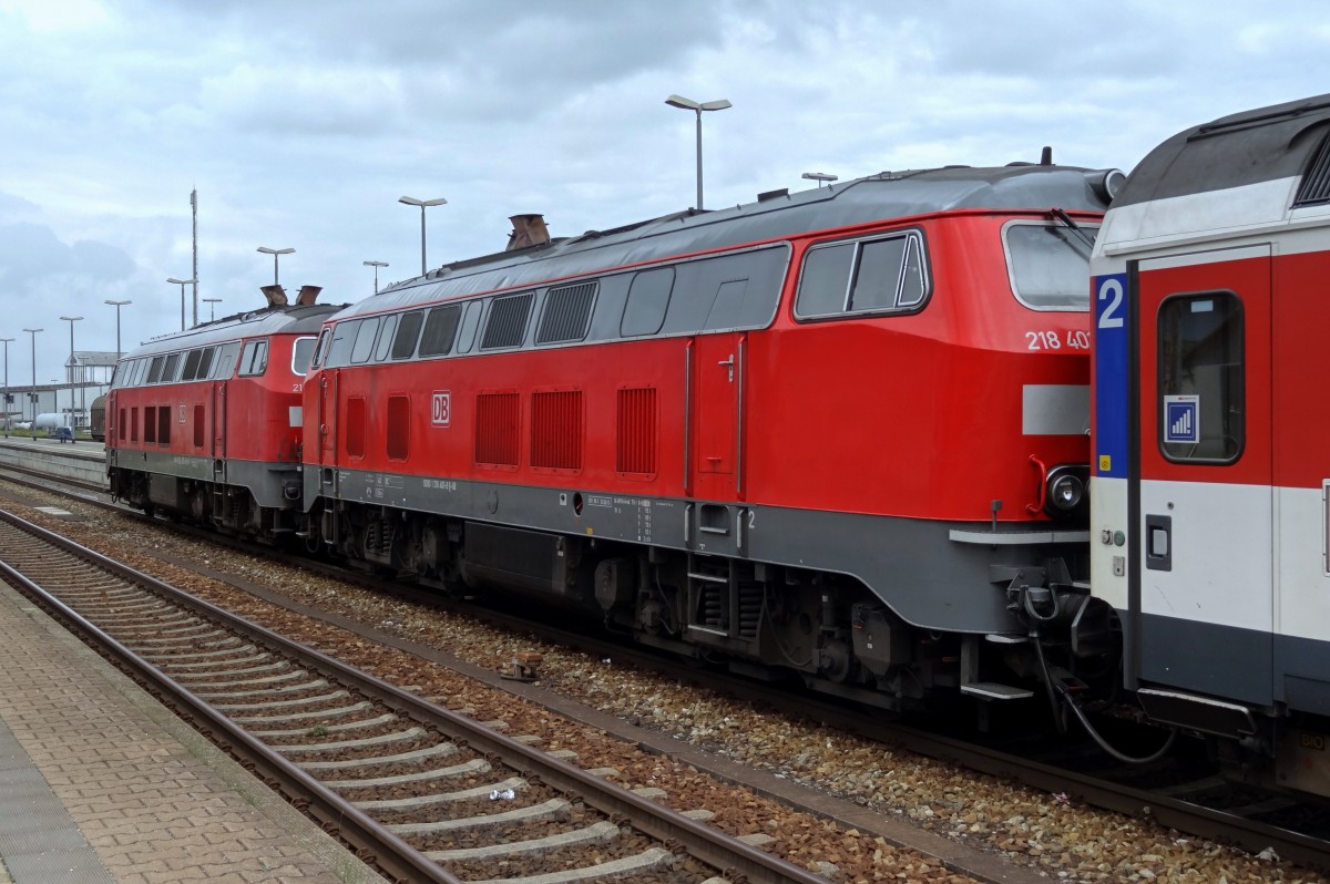 Zwei Dieselloks der Baureihe 218 ziehen den EC 194 aus dem Bahnhof Buchloe nach Z�rich HB.
Aufgenommen im September 2014.