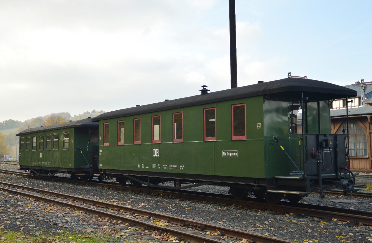 Zwei DR-Wagen waren am 26.10.2015 im Bahnhof Cranzahl abgestellt.