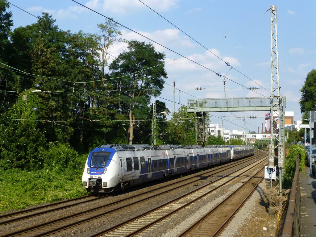 Zwei f�nfteilige Talente auf dem RE7 kurz vor Wuppertal Hbf, am 31.8.16 ist 442 367 vorne.