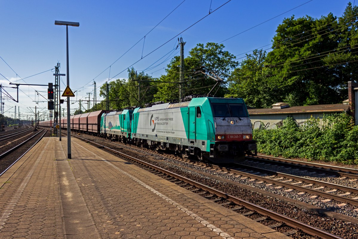 Zwei fr die Verkehrsbetriebe Peine-Salzgitter ttige 186 bringen am 05.08.2020 einen Ganzzug in den Hamburger Hafen. Die vordere Lok, 186 245, ist in Polen registriert und trgt die Nummer 91 51 5270 005-9 PL-VPS, whrend 186 131 eine deutsche Registrierung besitzt.