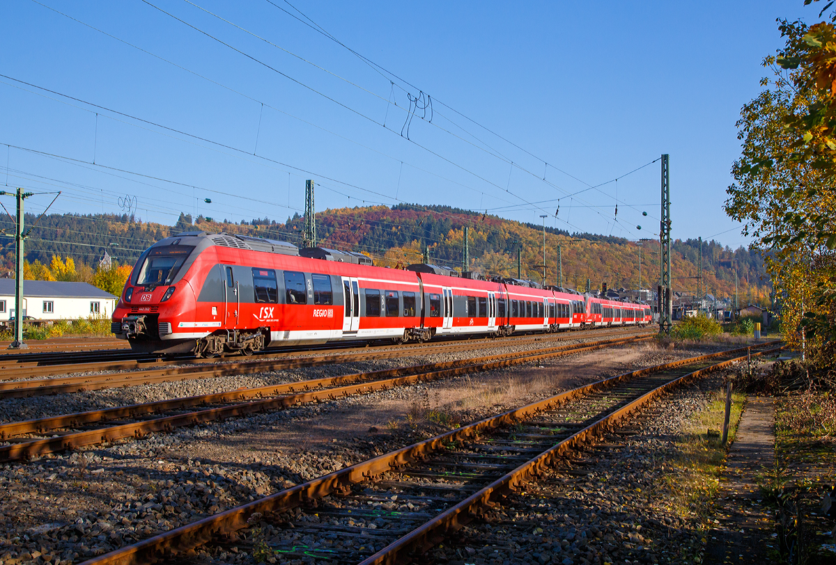 
Zwei gekoppelte 4-teilige Bombardier Talent 2 (442 262/762 und ein weiterer) der DB Regio NRW fahren am 27.10.2015, als RE 9 (rsx - Rhein-Sieg-Express) Siegen - Köln - Aachen, von Betzdorf/Sieg weiter in Richtung Köln.