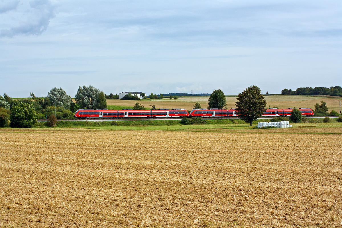 Zwei gekoppelte  Bombardier Talent 2 der DB Regio, bestehend aus einem dreiteiligen und einem vierteiligen Triebzug, fahren am 22.08.2014 zwischen Ober- und Nieder-Mörlen als SE 30 / 40  Mittelhessen-Express  (Frankfurt Hbf  - Gießen - Treysa / Dillenburg) in Richtung Gießen, hier Umlauf RE 15010 / RE 15110. In Gießen wird der Zug geflügelt, der dreiteilige fährt dann als SE 30 nach Treysa, wobei der vierteilige dann als SE 40 nach Dillenburg weiter fährt.