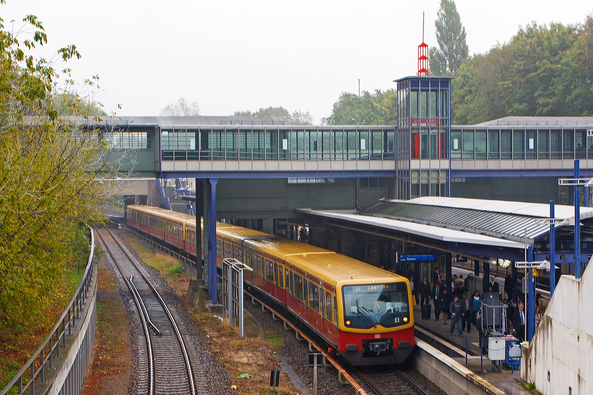 
Zwei gekoppelte elektrische Triebzüge der Baureihe 481/482 der S-Bahn Berlin als S5 nach Spandau am 26.09.2014 am Bf Berlin Messe Süd.
 
Die Triebzüge der S-Bahn Berlin fahren nicht unter Oberleitungen sondern an Stromschienen mit einer Spannung von 750 V Gleichstrom.