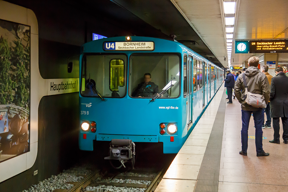 Zwei gekoppelte U2–Triebwagen der VGF (hier Vorne der VGF 379) erreichen am 24.03.2015, als U4 nach Bornheim (Seckbacher Landstrae) ,die Station Frankfurt Hauptbahnhof.

Die U-Bahn Frankfurt ist das Stadtbahnsystem der Stadt Frankfurt am Main. Es hat eine Streckenlnge von 65 km und wird in einer Spurweite von 1.435 mm (Normalspur) unter Oberleitung mit einer Spannung von 600 V Gleichstrom  betrieben. Betreiber sind die Stadtwerke Verkehrsgesellschaft Frankfurt am Main mbH (VGF). Die U-Bahn wird tglich von fast 400.000 Fahrgsten benutzt.

Die Siemens-Duewag U2-Triebwagen (oder Baureihe U2) ist die Bezeichnung fr eine Familie von Hochflur-Stadtbahnfahrzeugen. Der Fahrzeugtyp wurde ab 1966 durch DUEWAG (Dsseldorfer Waggonfabrik) fr den Einsatz bei der U-Bahn Frankfurt am Main entwickelt und gebaut. Ein Teil der Produktion wurde jedoch im Rahmen der Zonenrandfrderung an die Kasseler Firma Wegmann vergeben.

Der Typ U2 wurde in Stahlleichtbauweise gefertigt, whrend die Fhrerstnde aus glasfaserverstrktem Kunststoff bestehen, um sie nach Unfllen leicht auswechseln zu knnen. Die Fahrzeuge verfgen ber drei zweiachsige Drehgestelle, von denen die beiden ueren angetrieben sind. Der Wagenkasten ist zweiteilig ausgefhrt, mit einem Gelenk in der Fahrzeugmitte. Alle U2-Wagen wurden als Zweirichtungsfahrzeuge gebaut und verfgen beidseitig ber Scharfenberg-Kupplungen. Es sind Zugverbnde von bis zu sechs Fahrzeugen mglich.

Die Fahrzeuge sind mit einem Gleichstrom-Schaltwerk ausgestattet, das vollautomatisch von einer SIMATIC-Steuerung gestellt wird. 

Der Typ U2 wurde zwischen 1968 und 1984 in sieben Serien mit insgesamt 104 Exemplaren nach Frankfurt geliefert, wo sie die Nummern 303 bis 399 und 400 bis 406 erhielten. nderungen der Bahnsteighhen erforderten spter mehrere Umbauten im Trbereich. Der ursprngliche U2-Typ war mit einer festen Stufe auf etwa 68 cm Hhe fr Bahnsteighhen von 32 und 56 cm ausgelegt. Ab 1999 wurden die Bahnsteige der A-Strecke (U1-U3) auf 80 cm hhergesetzt, um einen barrierefreien Zustieg in die U4-Triebwagen zu erlauben. Die B-Strecke (U4 und U5) und die C-Strecke (U6 und U7) hatten von vorneherein 87 cm hohe Bahnsteige. Deshalb wurden die U2-Triebwagen in zwei Varianten U2h und U2e umgebaut:
U2h:
Beim Typ U2h wurden die Trittstufen auf 87 cm Hhe hochgesetzt. Bei einer Fubodenhhe von 97 cm verblieb eine kleine Stufe im Trbereich. Somit konnten diese Wagen whrend der Umbauzeit an der A-Strecke sowohl an 56 cm als auch an 80 cm hohen Bahnsteigen halten.
U2e:
Nachdem auf den A-Strecken die niedrigeren U4-Fahrzeuge eingesetzt wurden, konnten die frei werdenden U2-Fahrzeuge fr die Linien U4 und U7 umgebaut werden. Dazu wurden die Trittstufen ganz beseitigt, sodass ein nahezu ebenerdiger Zugang vom Bahnsteig zum Zug mglich war. 

TECHNISCHE DATEN:
Hersteller:  DUEWAG (teilweise Wegmann, Kassel)
Spurweite: 1.435 mm (Normalspur)
Achsformel:  B' 2' B'
Lnge ber Kupplung:  24.284 mm
Lnge Wagenkasten:  23.000 mm
Hhe:  3.280 mm
Breite:  2.650 mm
Drehzapfenabstand:  7.670 mm
Achsabstand im Drehgestell: 1.800 mm
Leergewicht:  30.700 kg
Installierte Leistung:  2150 kW = 300 kW
Treib- und Laufraddurchmesser:  720 mm (neu)
Stromsystem:  600 V Gleichstrom,  ber Oberleitung
Anzahl der Fahrmotoren:  2
Kupplungstyp:  Scharfenberg
Sitzpltze:  64
Stehpltze:  162
Fubodenhhe:  97 cm

Im April 2016 wurden die letzten Triebwagen in Frankfurt ausgemustert. Die U2h-Wagen 303, 304 und 305, die ersten drei Fahrzeuge des Typs „U2“, wurden in den historischen Fuhrpark der VGF aufgenommen und bleiben fr Sonderfahrten erhalten. Sie wurden optisch in ihren rot-weien Auslieferungszustand zurckversetzt. Die brigen U2-Wagen wurden zwischen 2013 und 2017 verschrottet.
