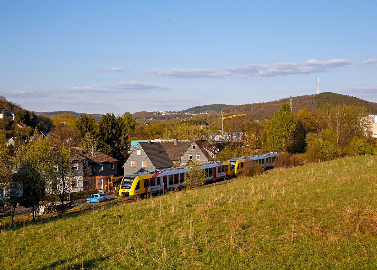 
Zwei gekuppelte Alstom Coradia LINT 41 der neuen Generation der HLB (Hessische Landesbahn GmbH) fahren am 29.04.2017 in Neunkirchen-Struthtten , als RB 96  Hellertalbahn  (Dillenburg - Haiger - Neunkirchen - Herdorf - Betzdorf), in Richtung Herdorf und erreichen bald den Hp Neunkirchen-Struthtten.