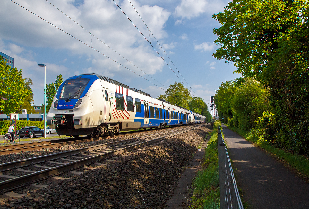 
Zwei gekuppelte Bombardier Talent 2 (drei- und fünfteiliger) der National Express fahren am 30.04.2019 als RB 48  Rhein-Wupper-Bahn  durch Bonn-Gronau und erreichen bald den Bonn UN Campus.